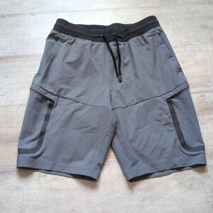 Under Armour Fitted Shorts Mens Size L 32" Gray Athletic Bottoms Zipper Pockets